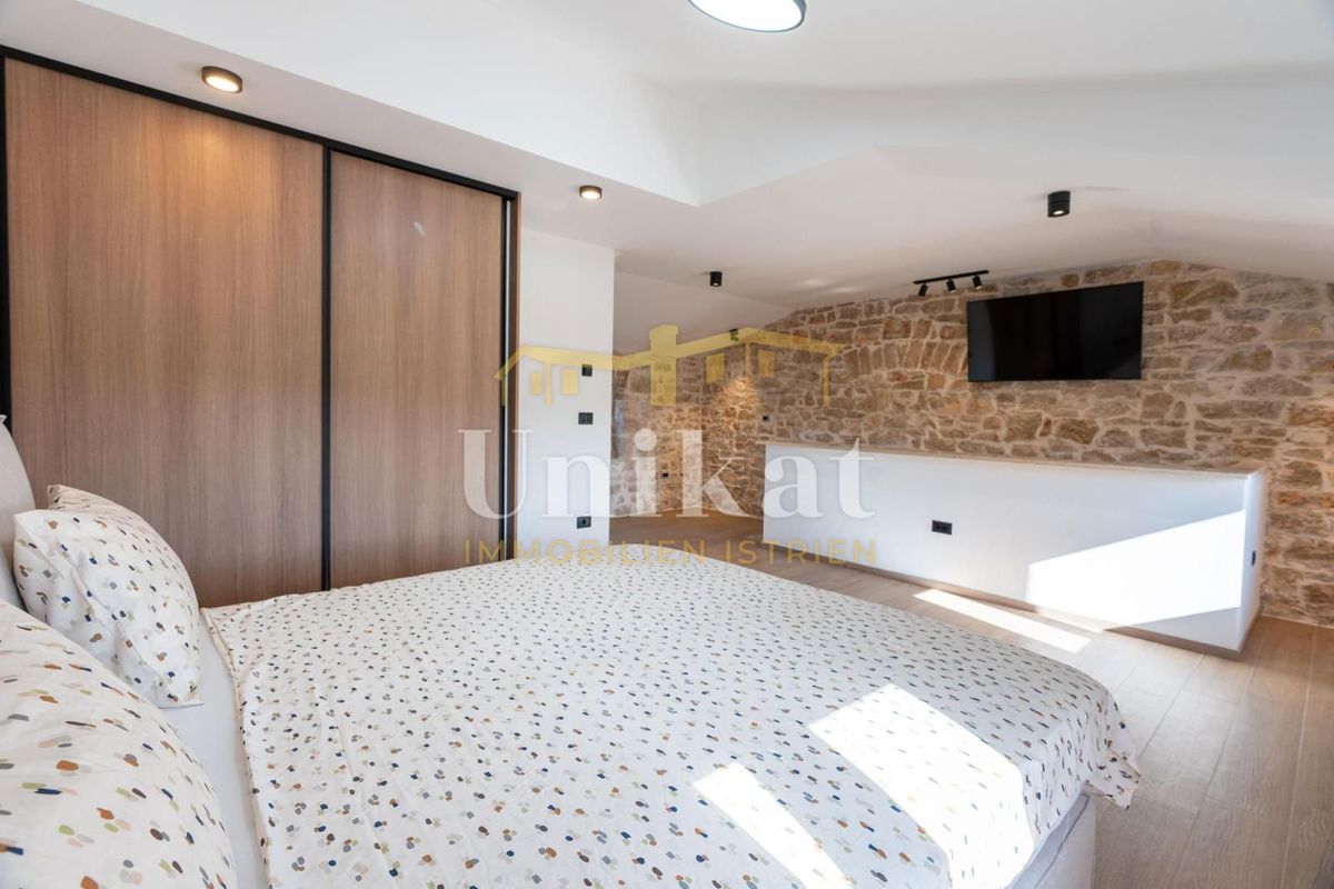 Casa in pietra ristrutturata con piscina